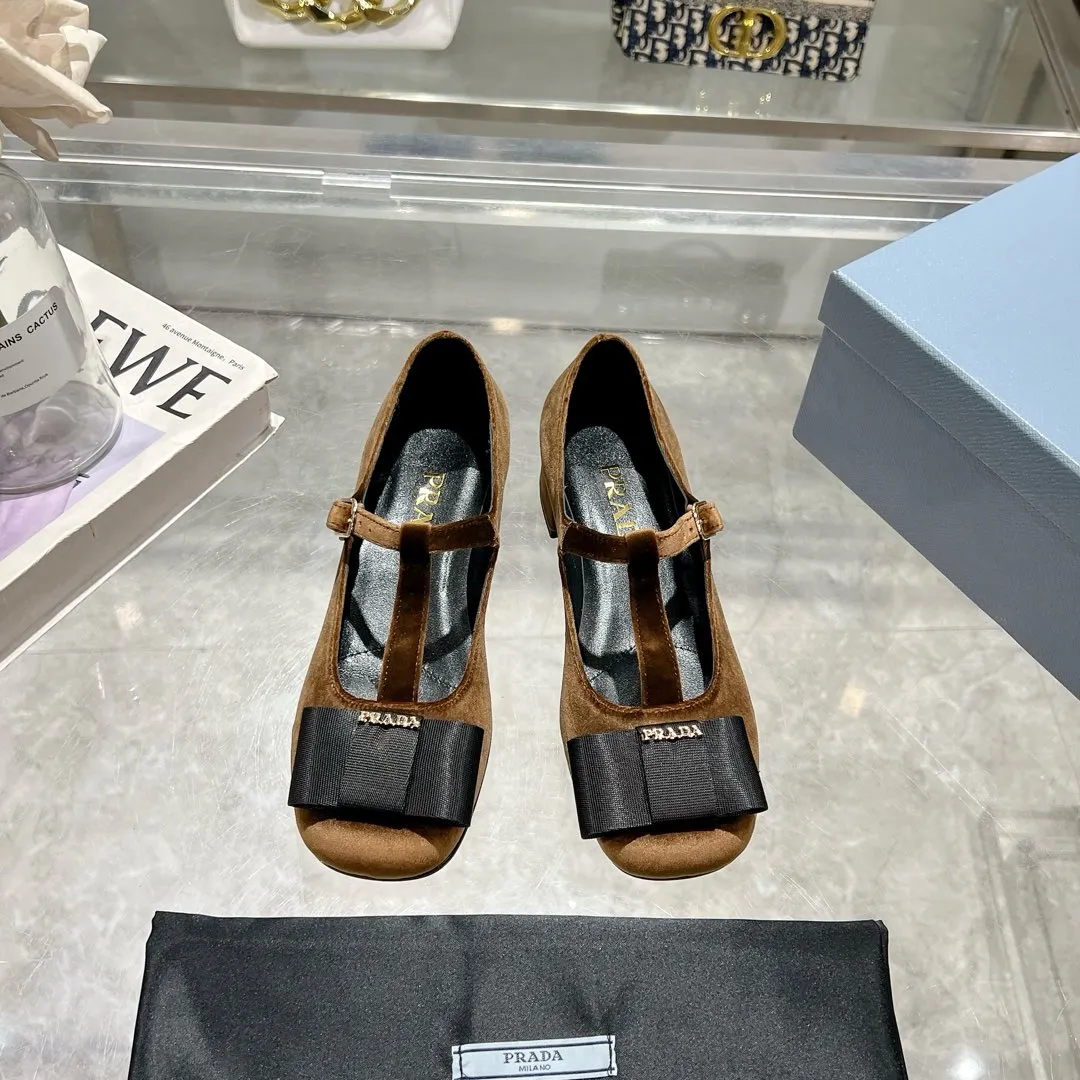👟👟Ex-factory price 540👟👟 Prada 25ss early spring new model 🌟 Recommended by major bloggers in Xiaohongshu, showing classic charm. Injection-molded leather outsole, imported mixed-breed sheep lining. These velvet-textured pumps combine elegance with modern sophistication, and the delicate bow adds a romantic touch. The upper is decorated with grosgrain bow and metal buckle. Metal letter logo. Decorated with metal letter logo. Velvet texture covered heel with height 4.5cm. Size: 35 to 40 (41 is custom-made and cannot be returned or exchanged)